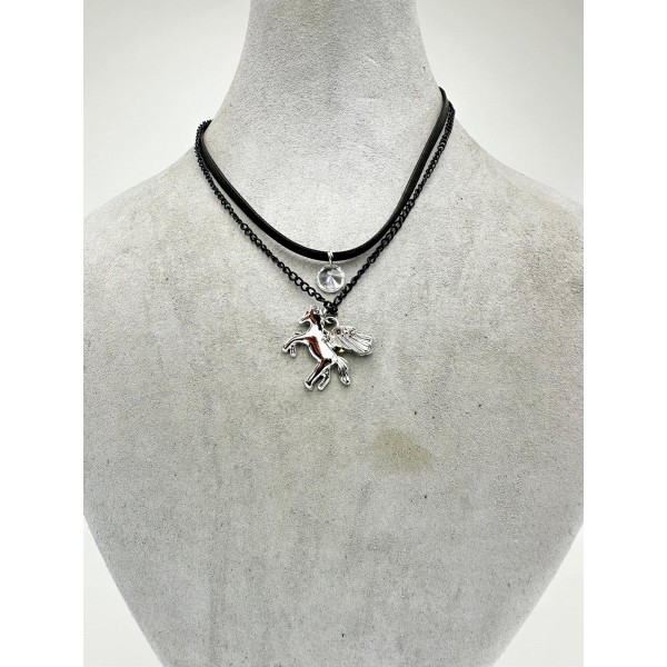 Siyah Derili At Desenli Taşlı Kolye Siyah Derili At Desenli Taşlı Kolye